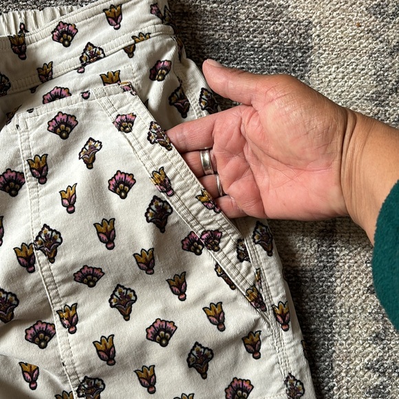 ♥️… Anthropologie Fleurette Printed Corduroy Pants - Picture 6 of 9